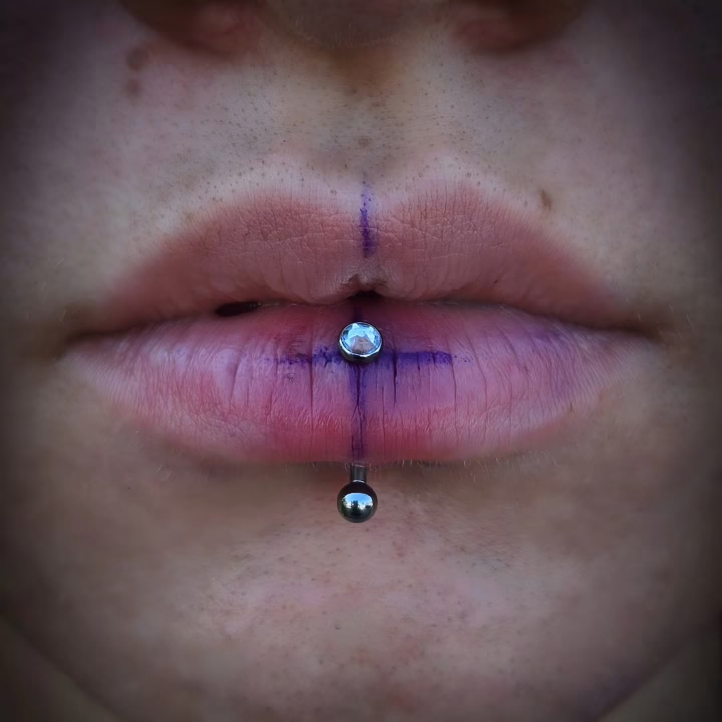 Piercing vertical labret avec bijou argenté