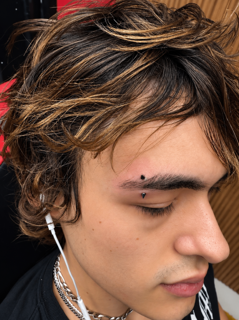 Piercing de sourcil avec pointes noires