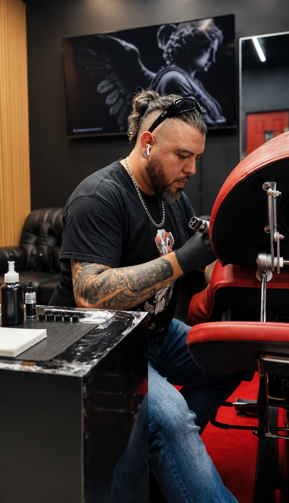 Jesús travaillant dans son studio de tatouage