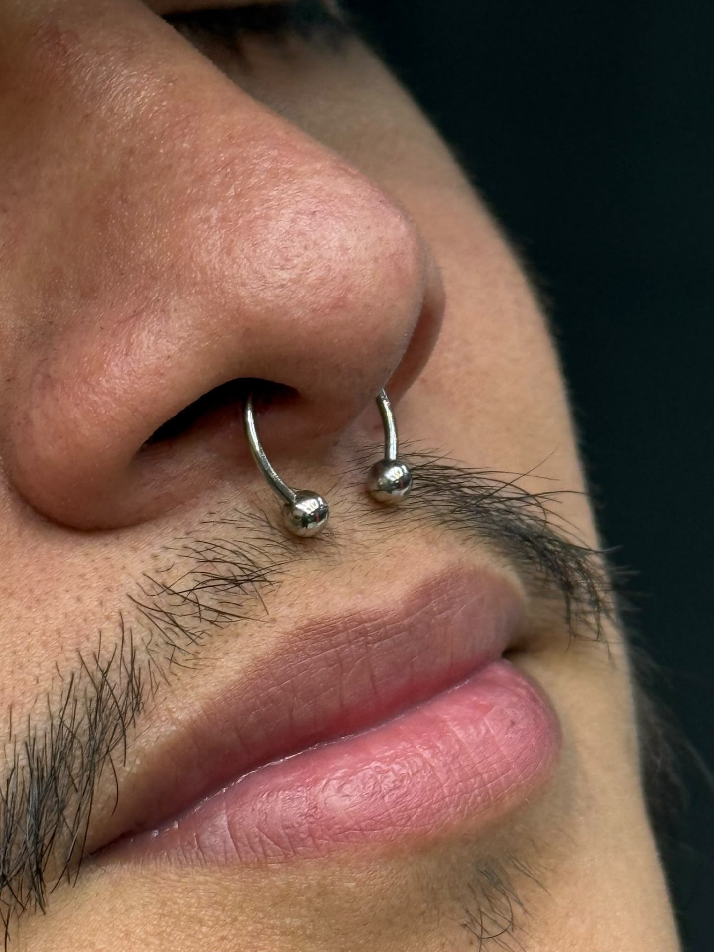 Piercing septum avec anneau argenté