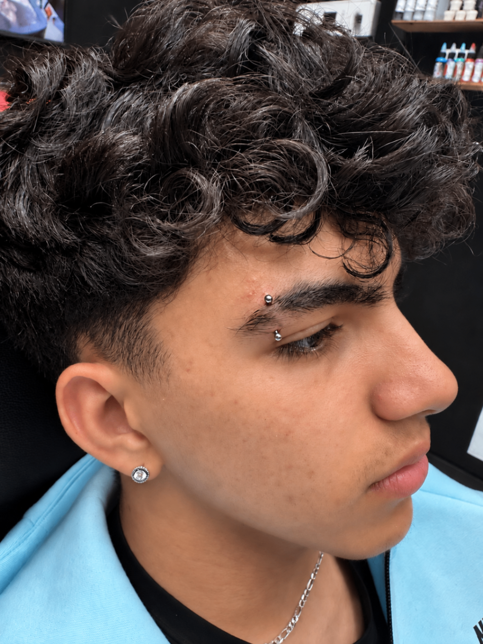 Piercing de sourcil avec barbell argenté