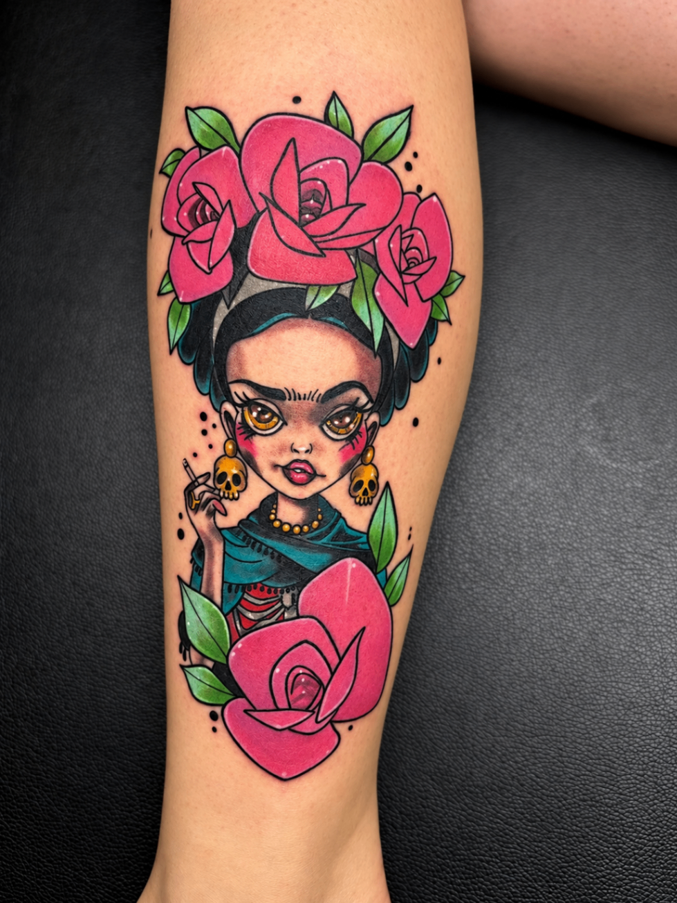 Tatouage néo-traditionnel d’un portrait féminin entouré de roses
