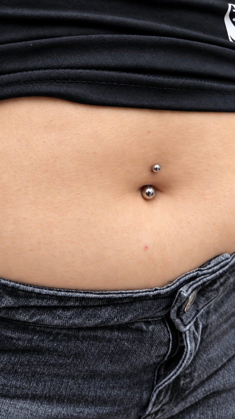 Piercing au nombril avec bijou argenté