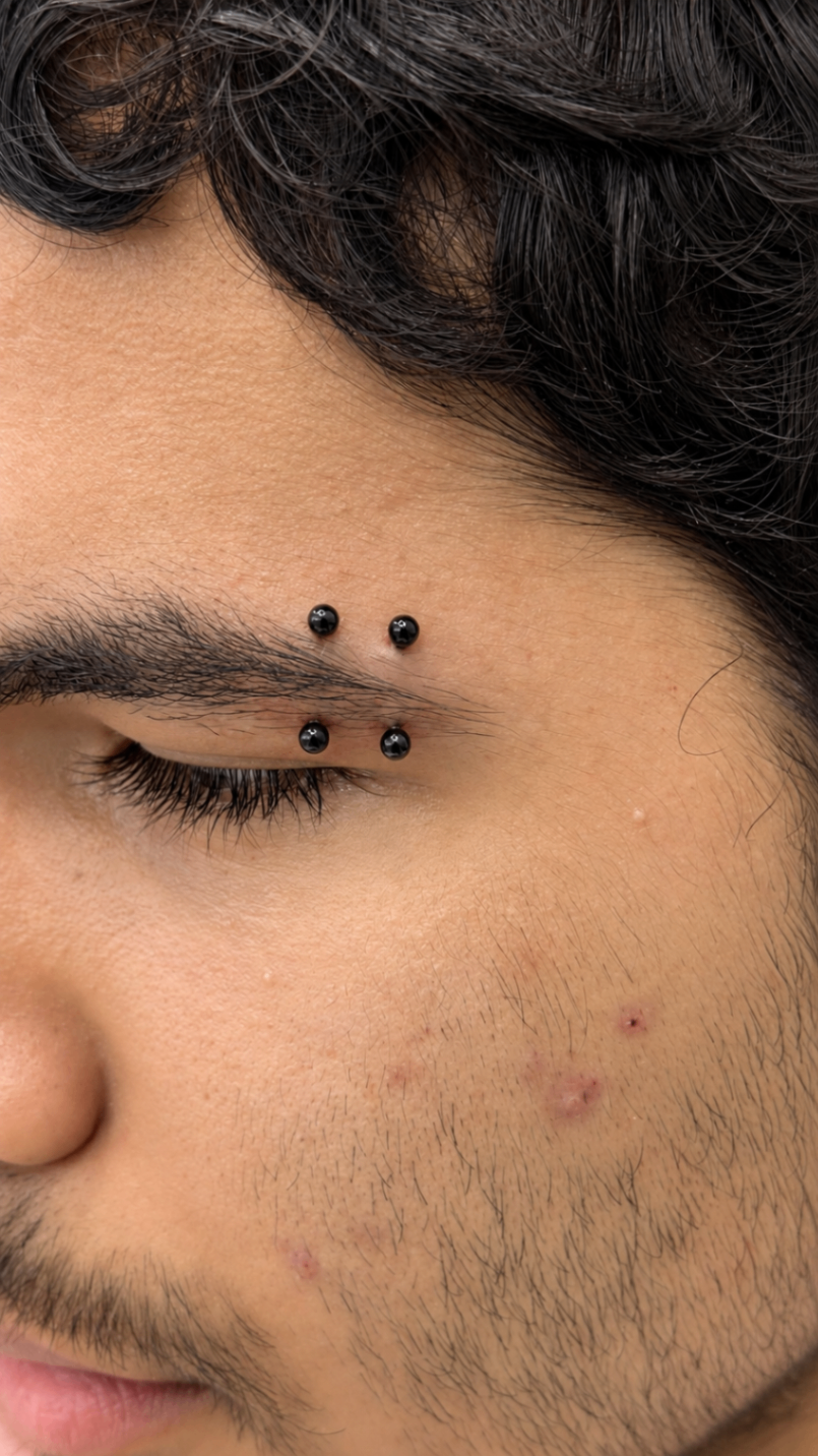 Double piercing de sourcil avec bijoux noirs