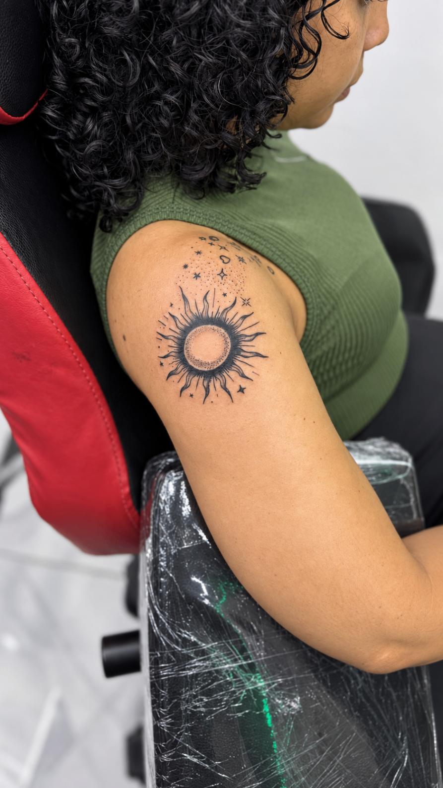 Tatouage Fine Line de soleil et d’étoiles sur l’épaule