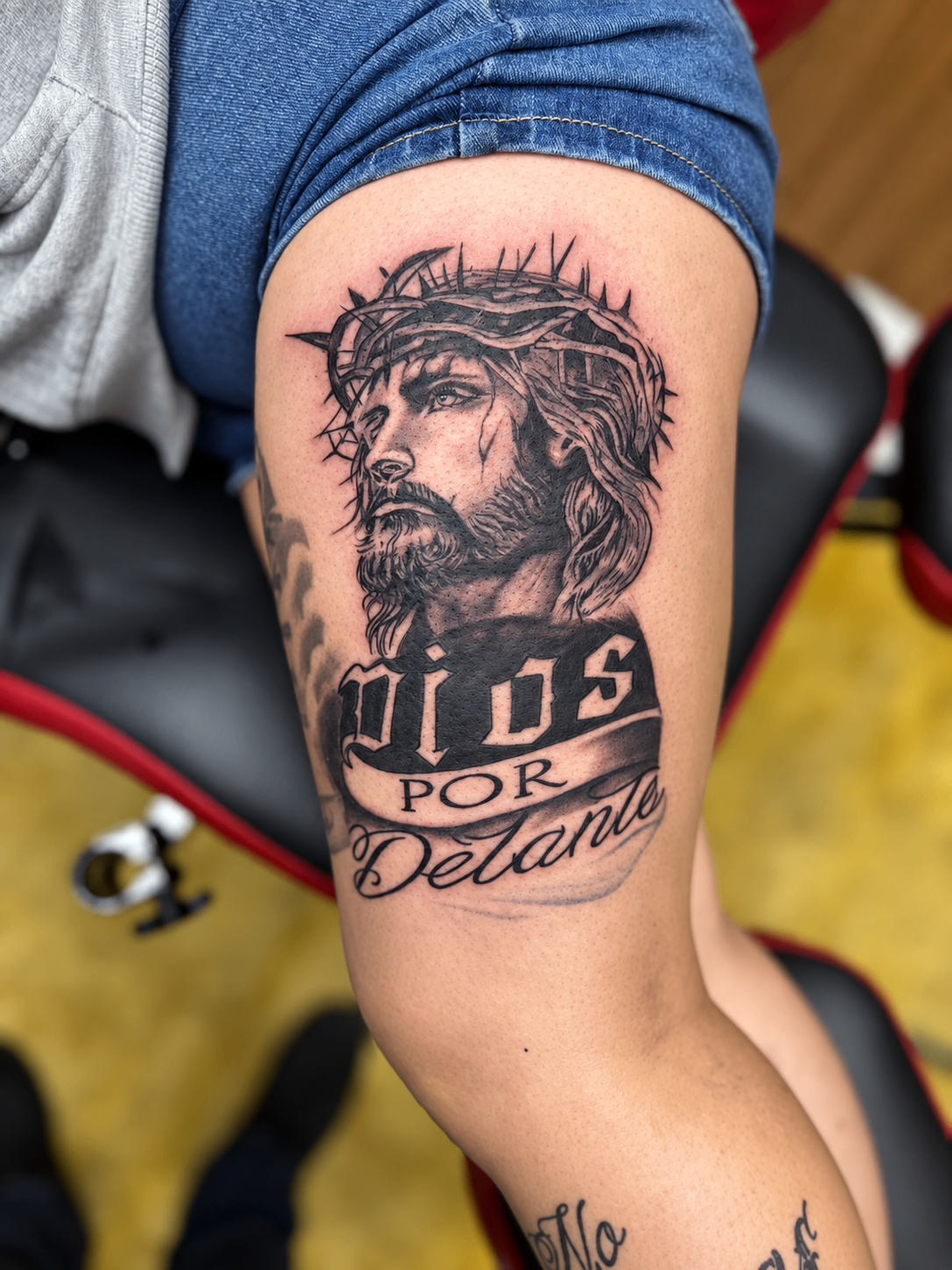 Tatouage Black & Grey du Christ et inscription Dios por delante