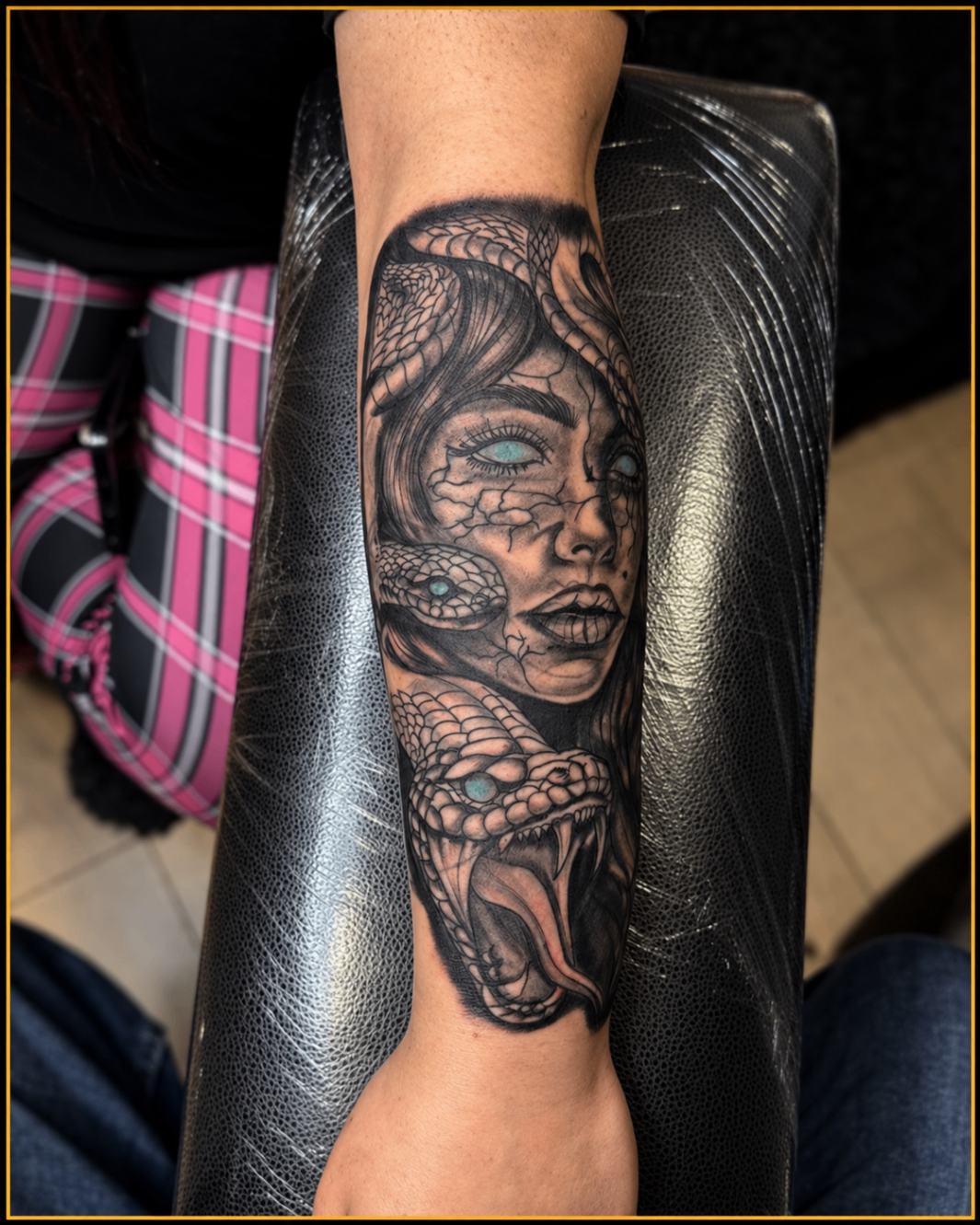 Tatouage Black & Grey de femme entourée de serpents sur l’avant-bras