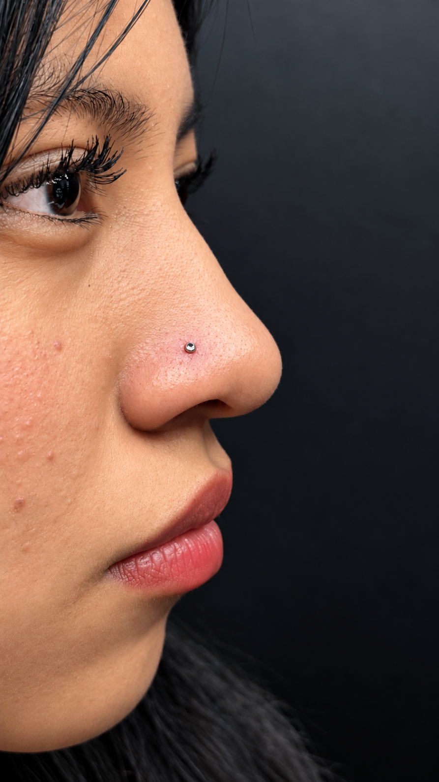 Piercing nostril discret avec bijou argenté