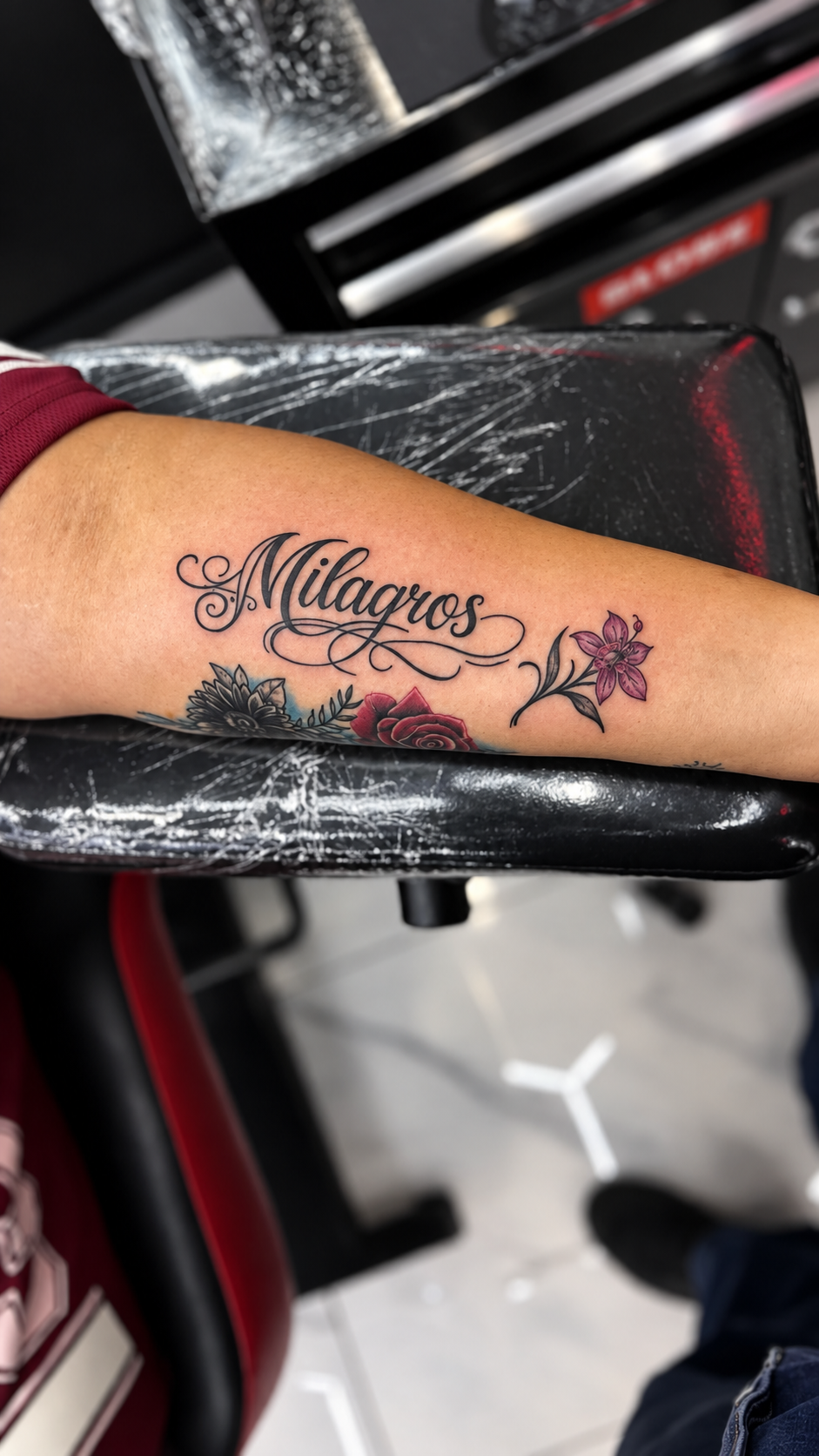 Tatouage du prénom Milagros avec ornements floraux
