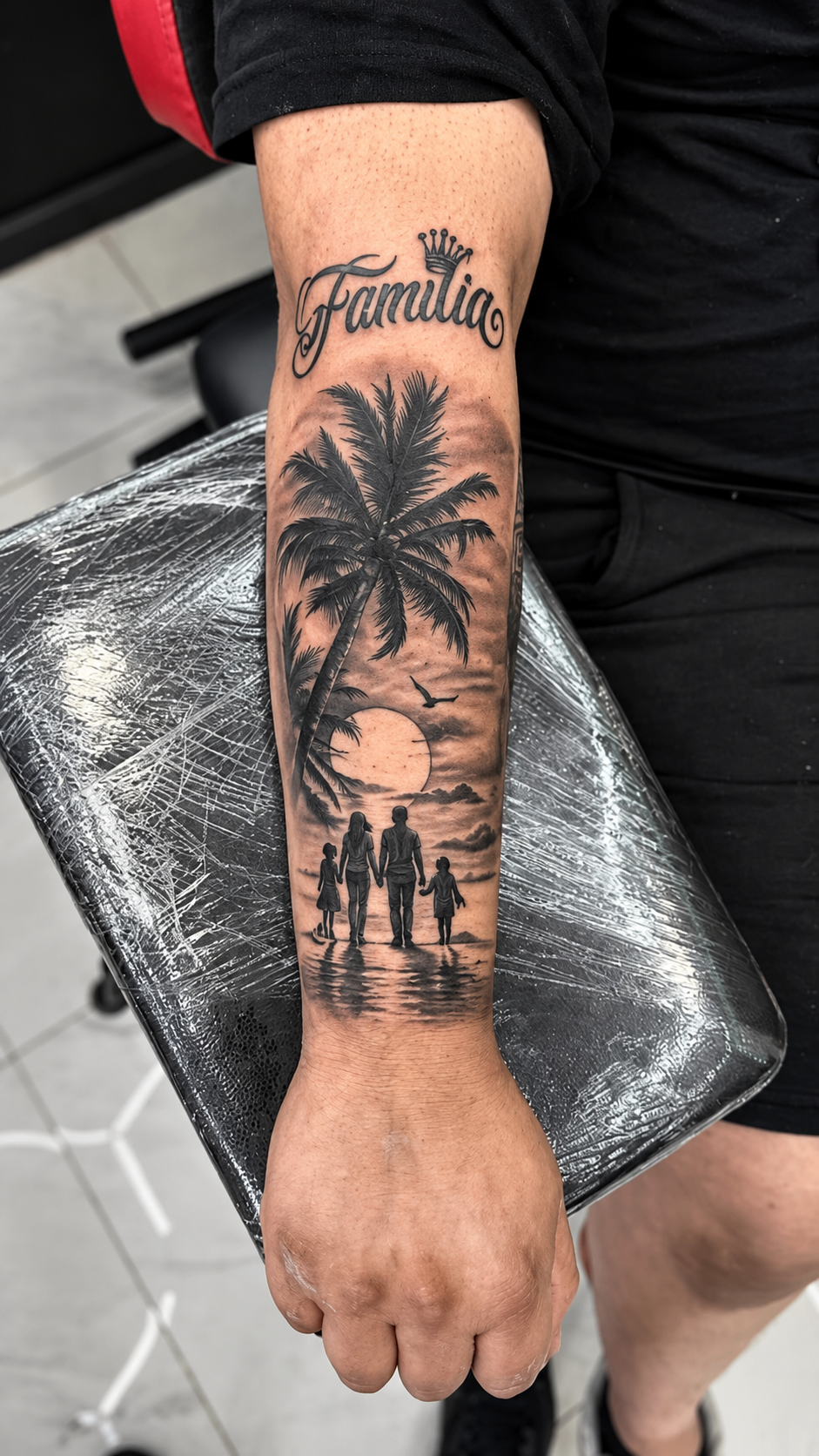 Tatouage Familia avec palmiers et silhouette familiale