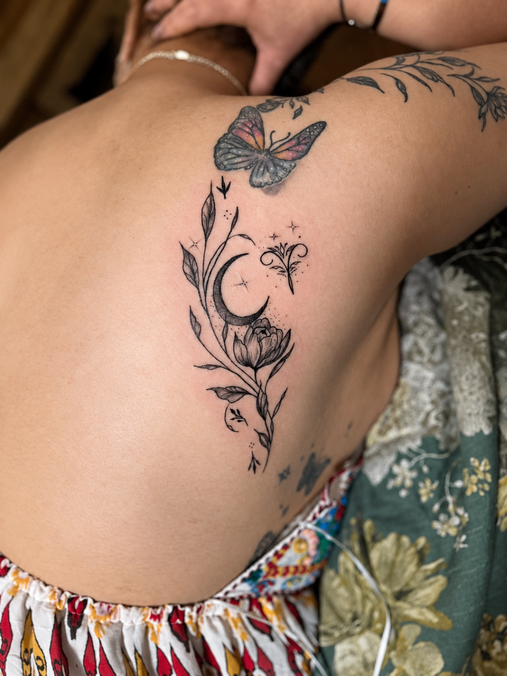 Tatouage Fine Line de lune, fleur et papillon dans le dos