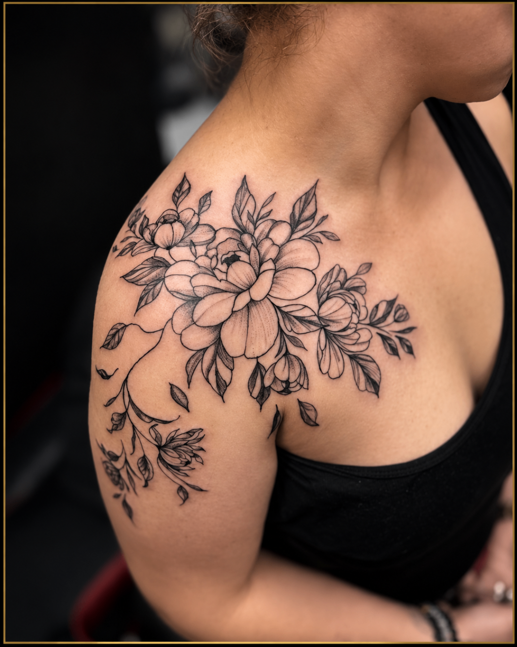 Tatouage Fine Line de pivoines sur l’épaule