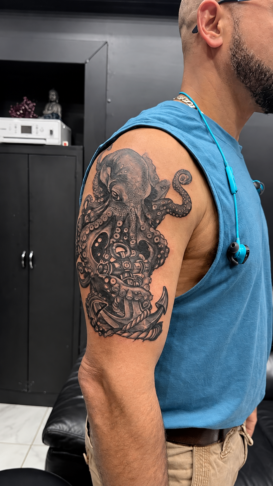 Tatouage Black & Grey de pieuvre et ancre sur le bras