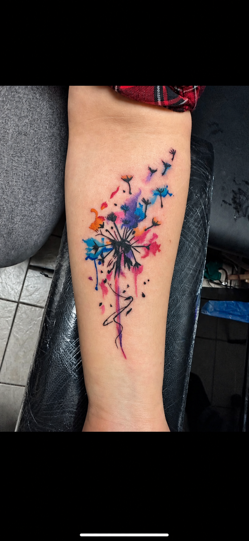 Tatouage New School de pissenlit aux couleurs multicolores