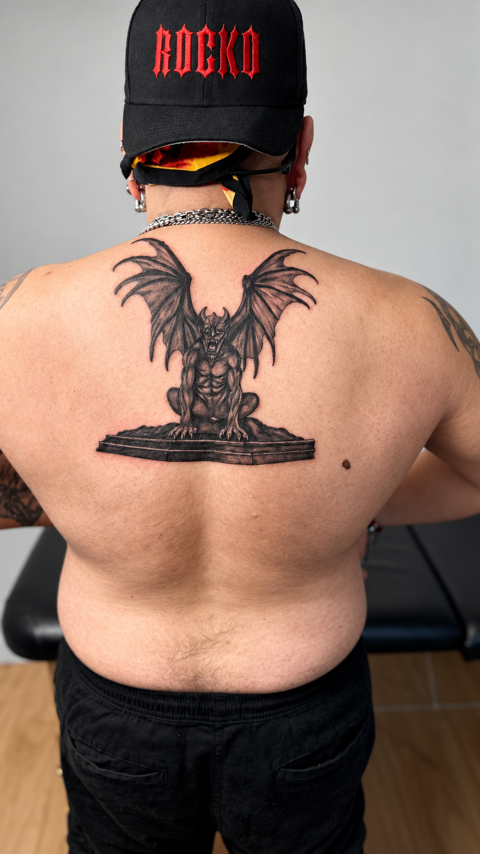 Tatouage Black & Grey d’une gargouille ailée dans le dos